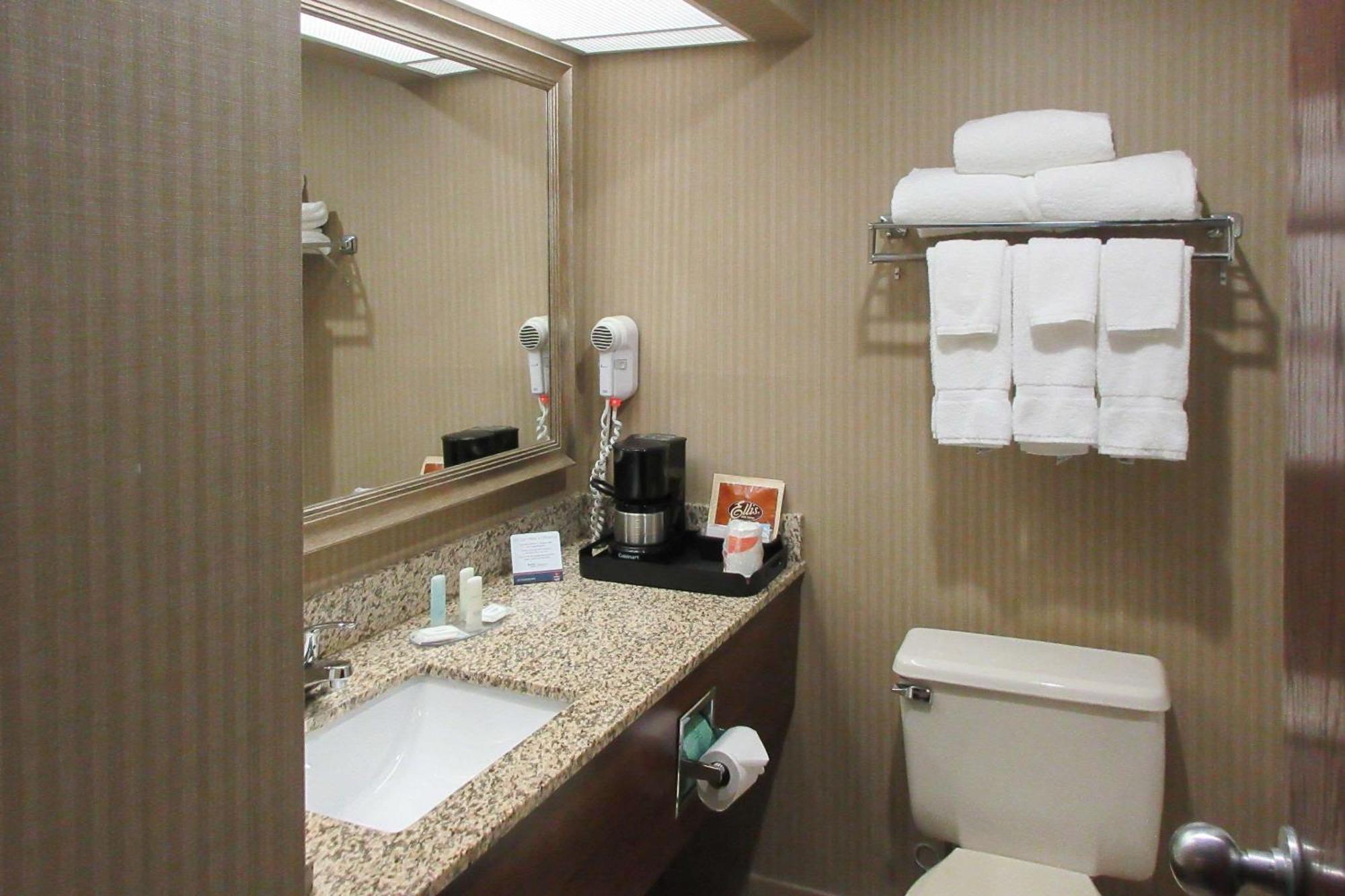 Clarion & - Area Hotel